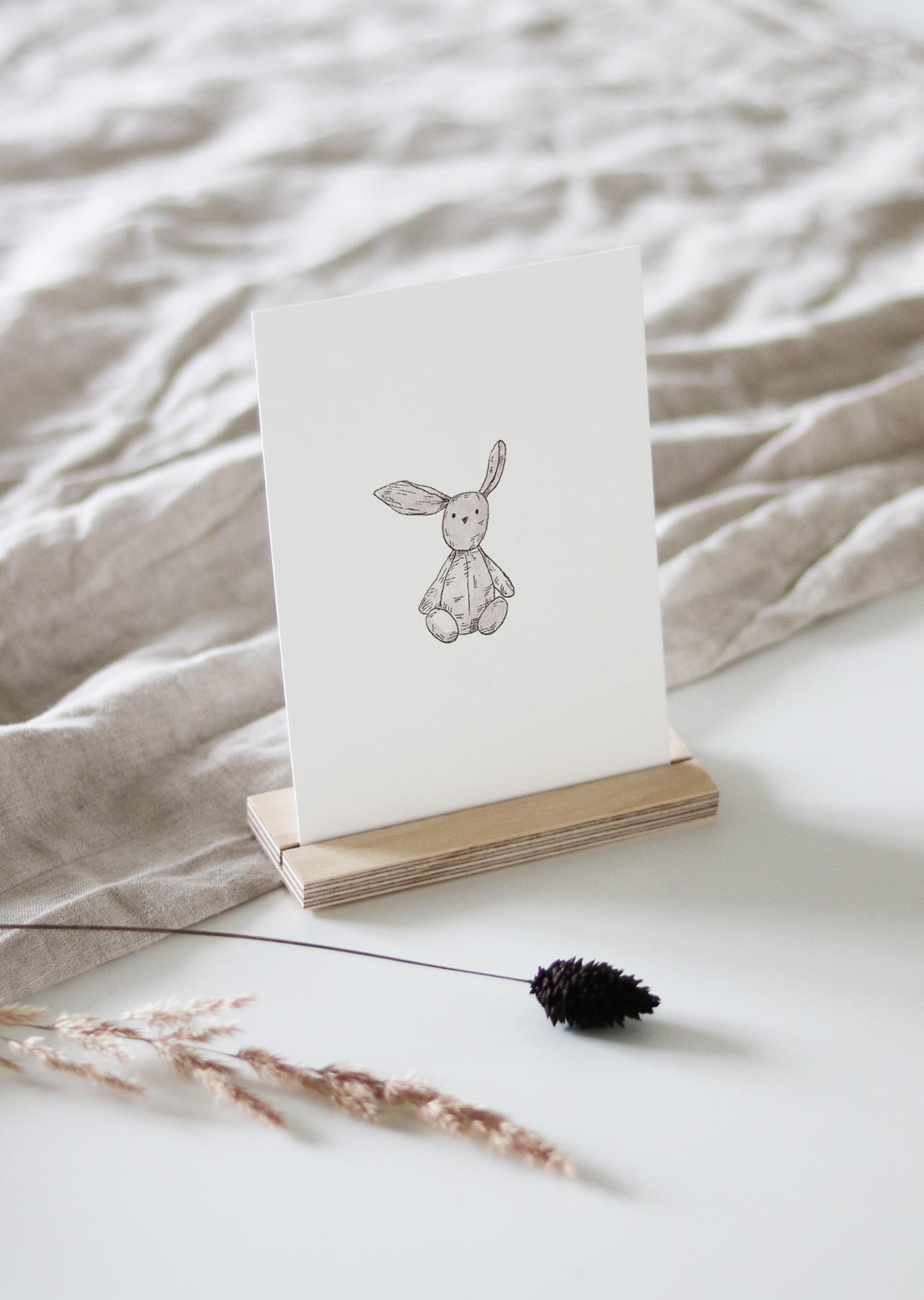 Postkarte RABBIT SITTING